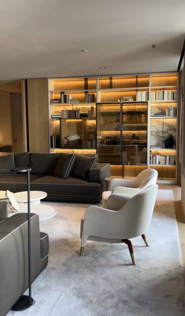 福井県の子育て世帯向け注文住宅｜リビング壁面収納でおもちゃや絵本が片付く間取り事例