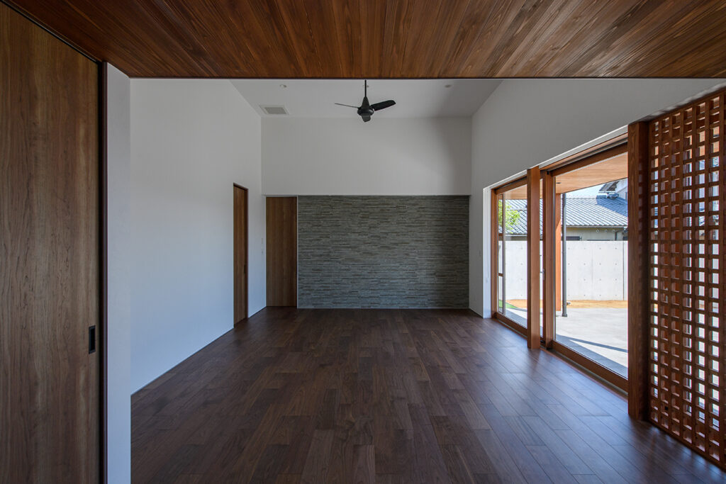 天井高と水平ラインを揃えた福井のホテルライク注文住宅