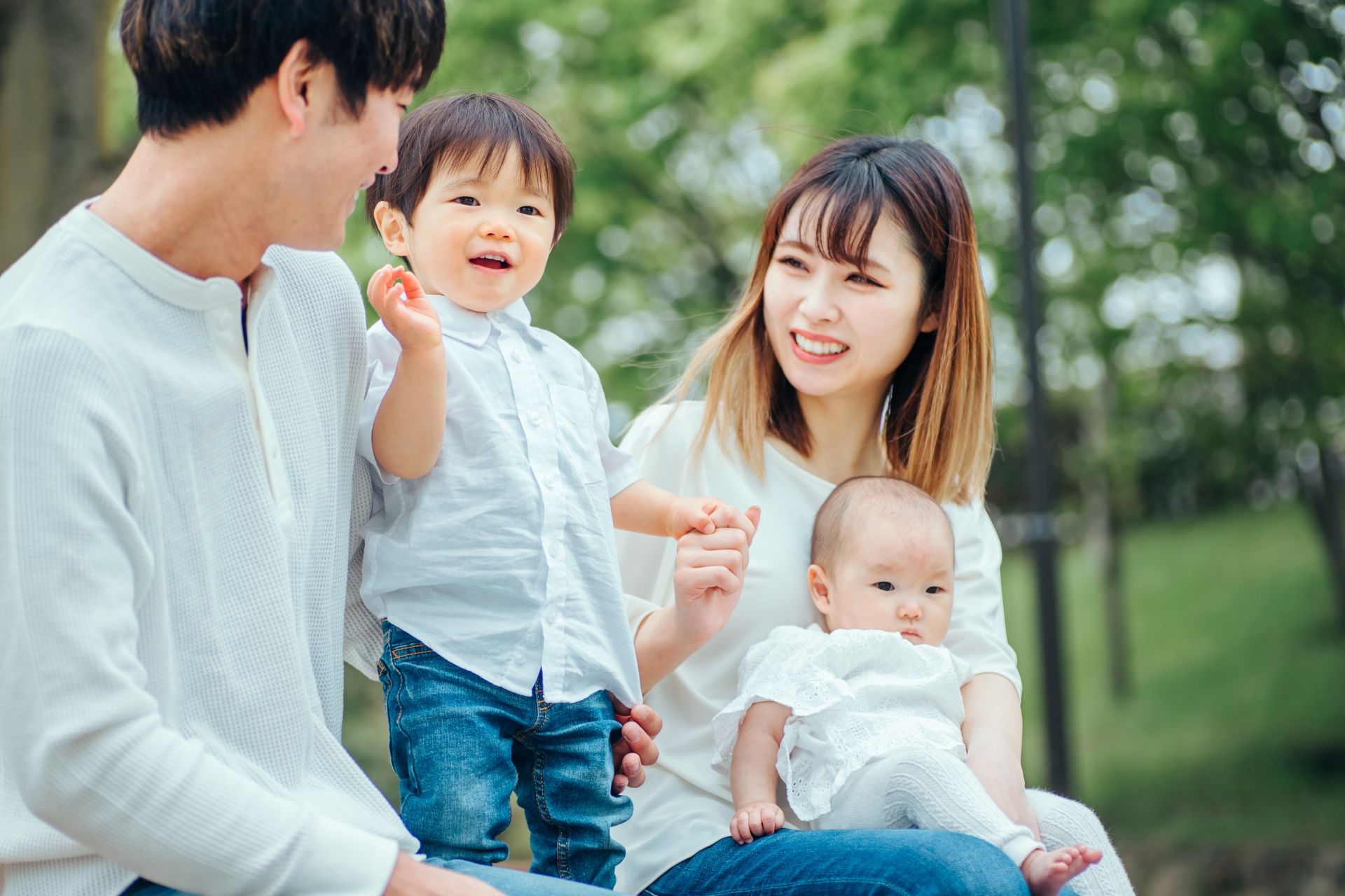 明るいリビングで家族が安心してくつろぐ注文住宅の暮らし
