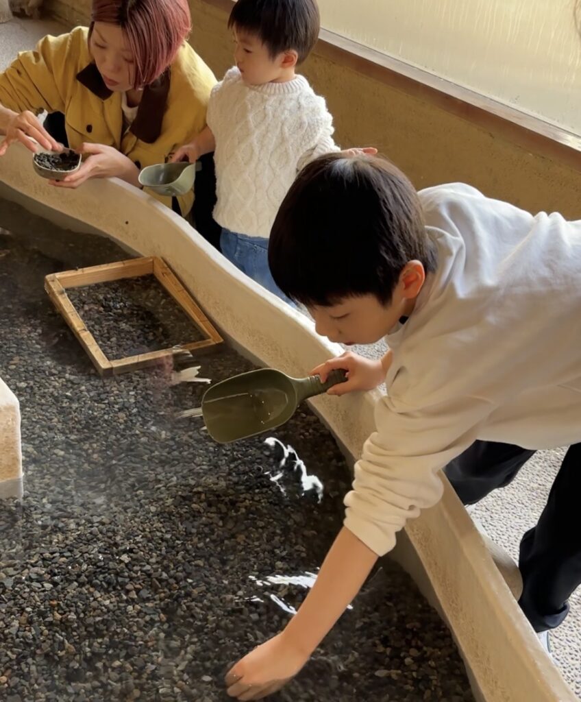 親子で協力して宝を探す様子