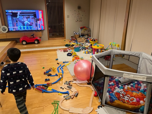 福井県の子育て世帯向け注文住宅｜リビング収納がなく、おもちゃや絵本が片付かない失敗事例