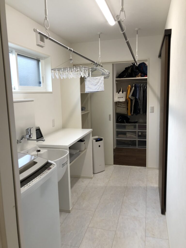 福井県の共働き世帯向け注文住宅｜洗う干すしまうが完結するランドリー収納動線の間取り