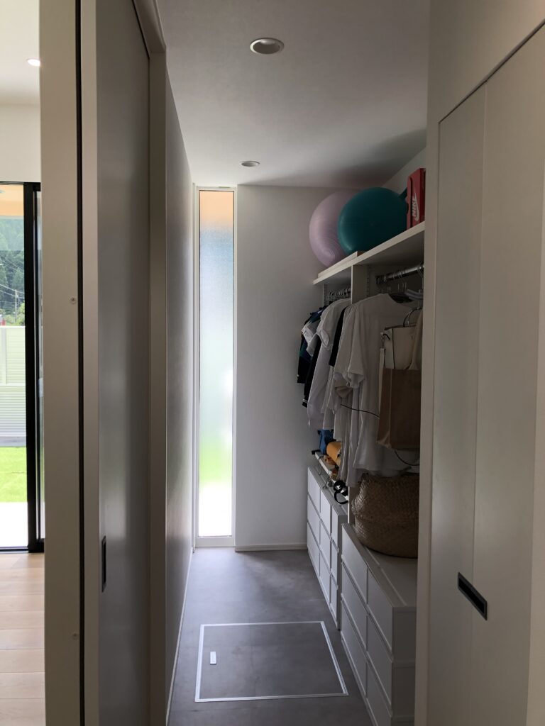 福井県の注文住宅｜1階に設けたファミリークローゼットで片付けやすい収納動線