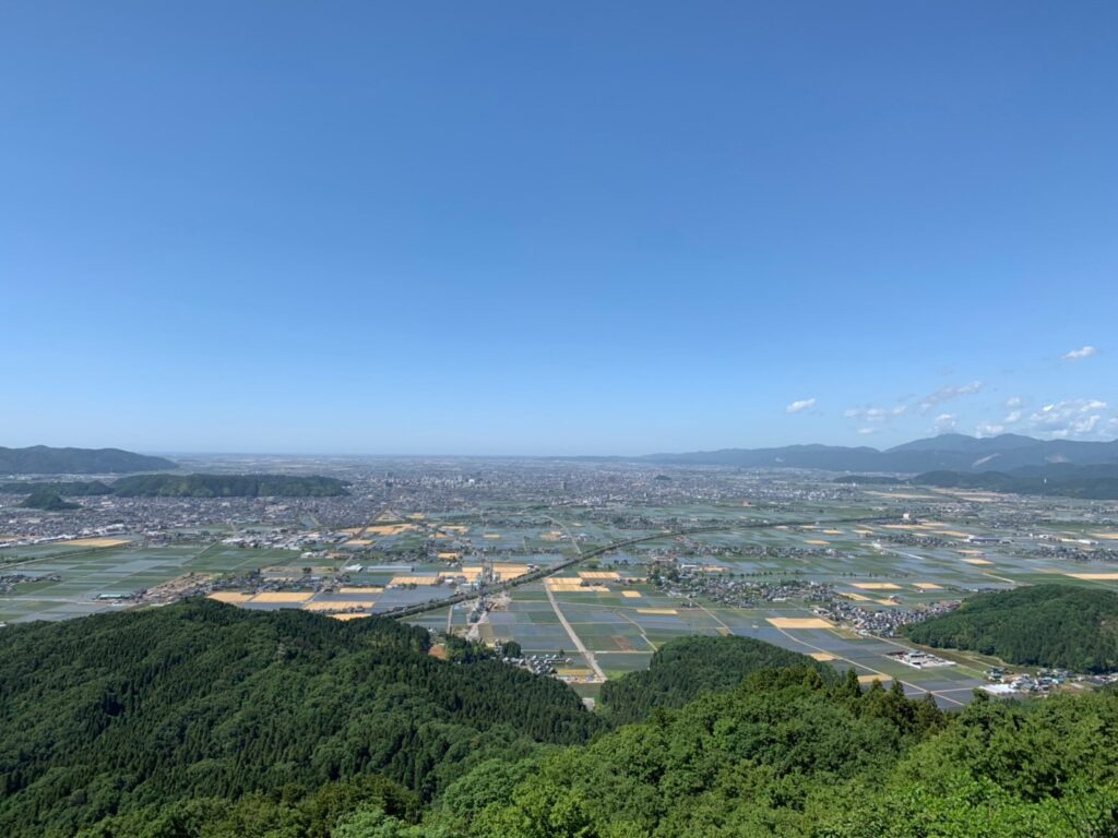 福井県の住宅街と春の景色