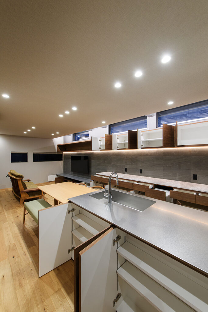 福井県の子育て世帯向け注文住宅｜リビング壁面収納でおもちゃや絵本が片付く間取り事例