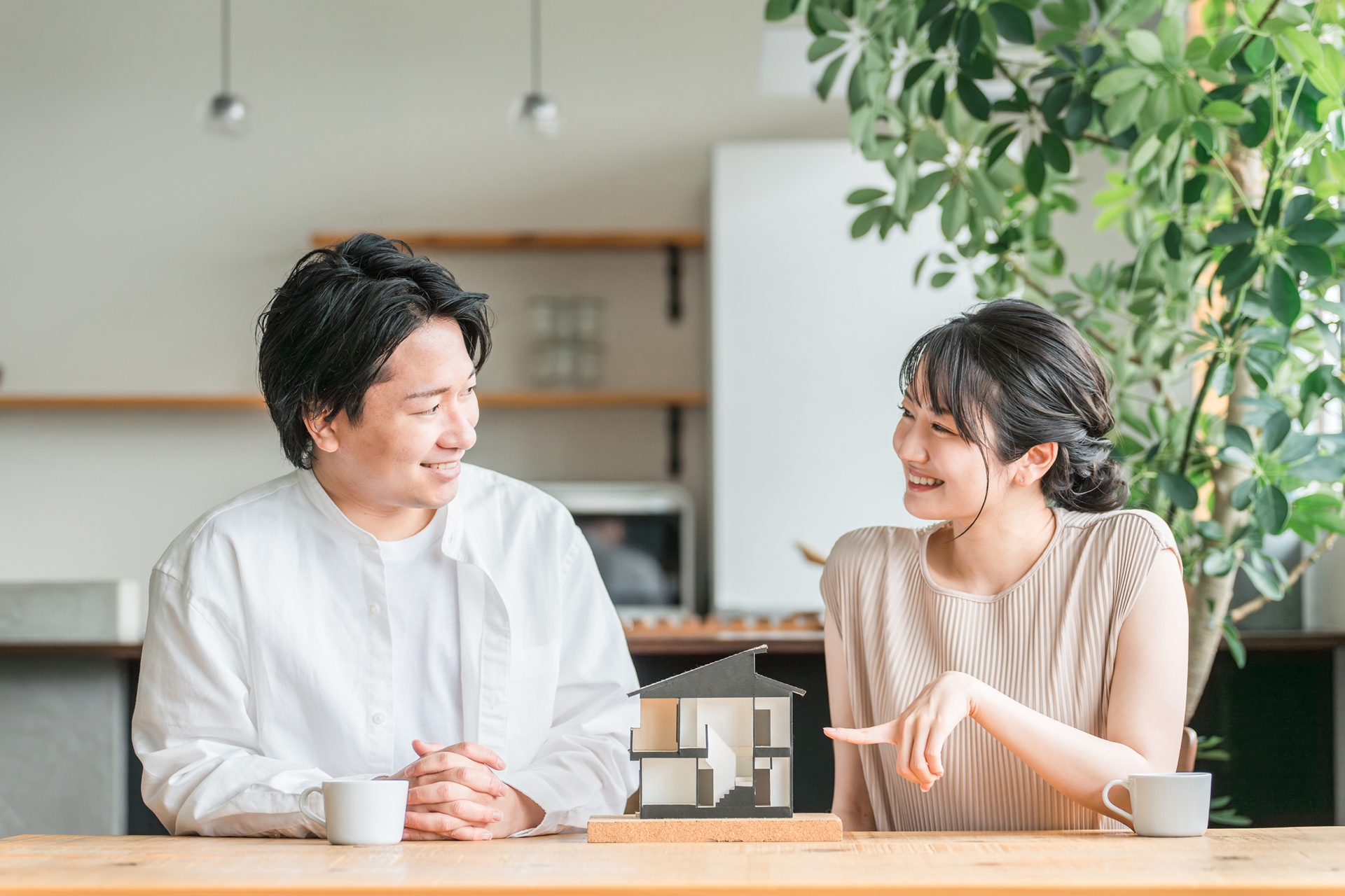 住宅会社と打ち合わせしながら間取りや仕様を検討する様子