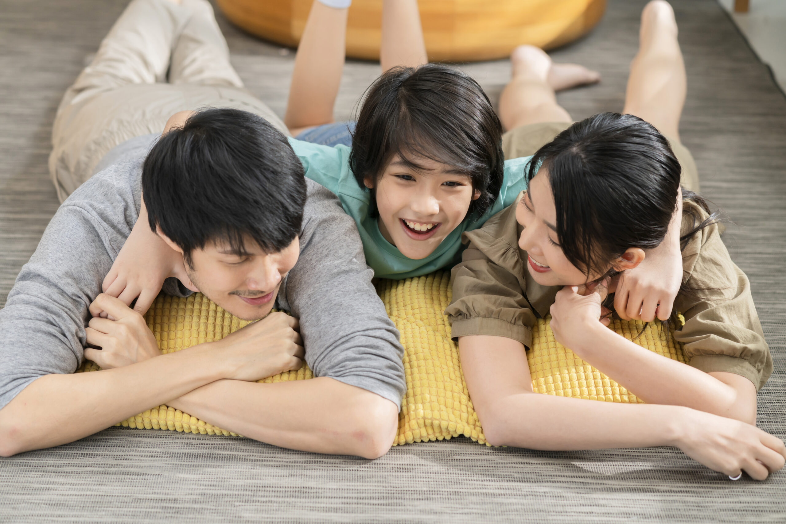 上質な暮らしを感じるリビングでくつろぐ家族のイメージ