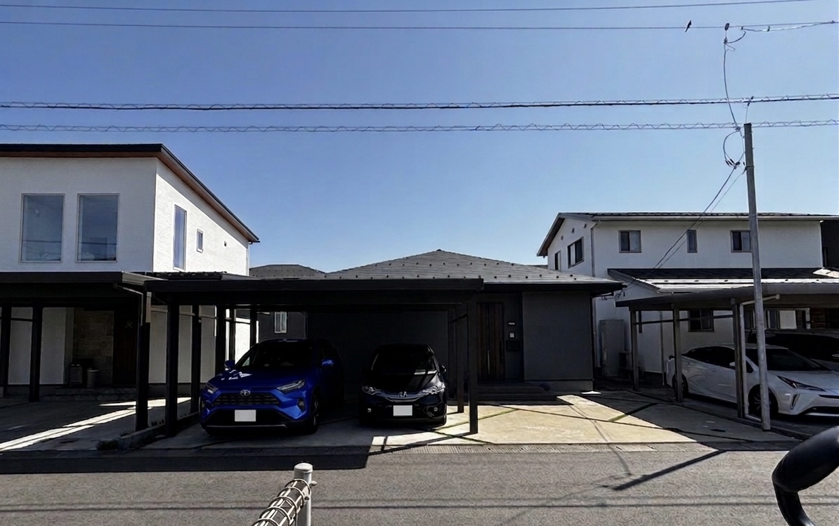 隣家との距離が近く光が入りにくい住宅地の平屋と圧迫感のある外部環境