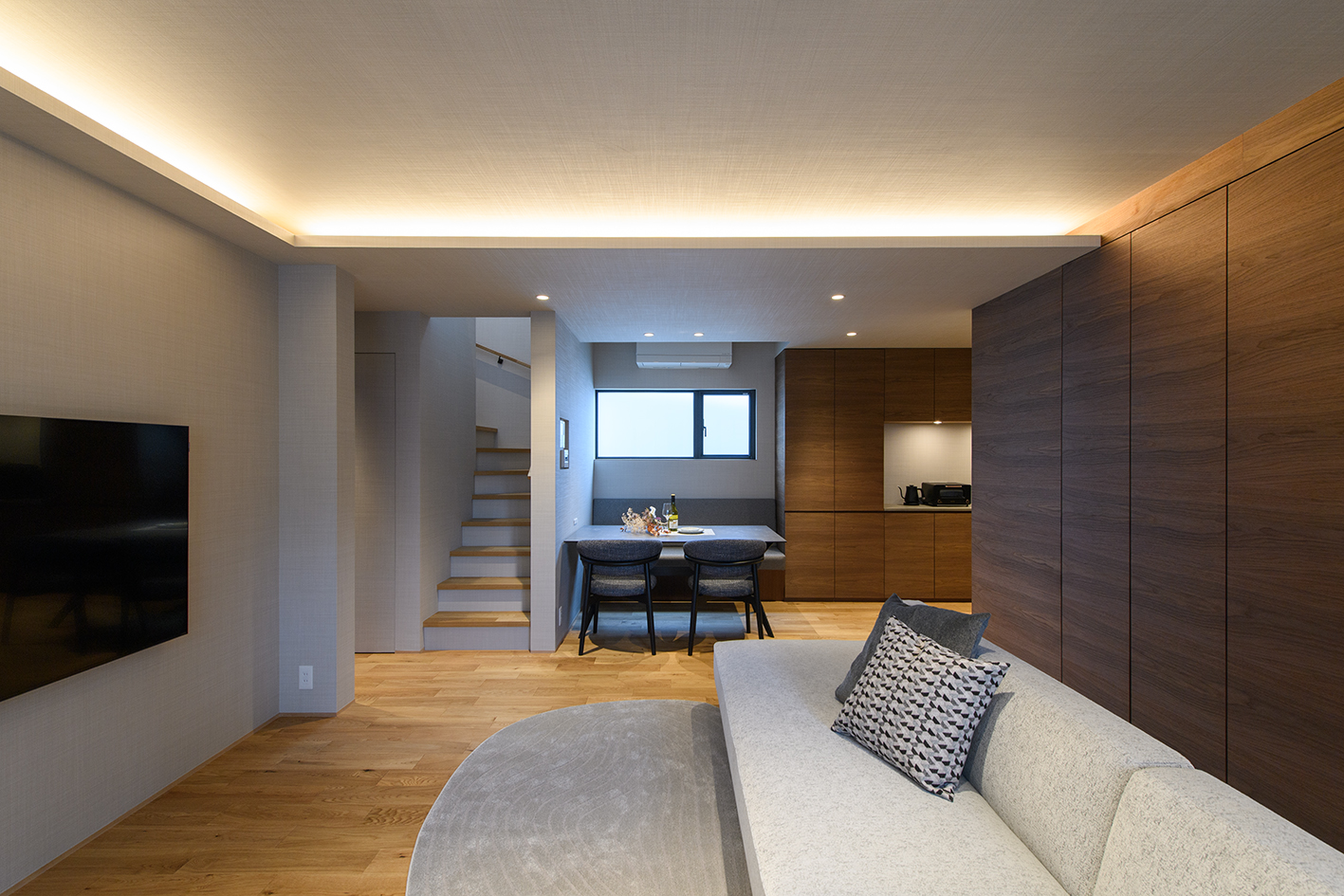 ダウンライトで構成されたミニマルで上質な住宅空間