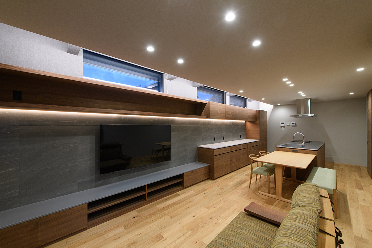 ホテルライク住宅のリビング 間接照明で陰影を設計した上質な空間