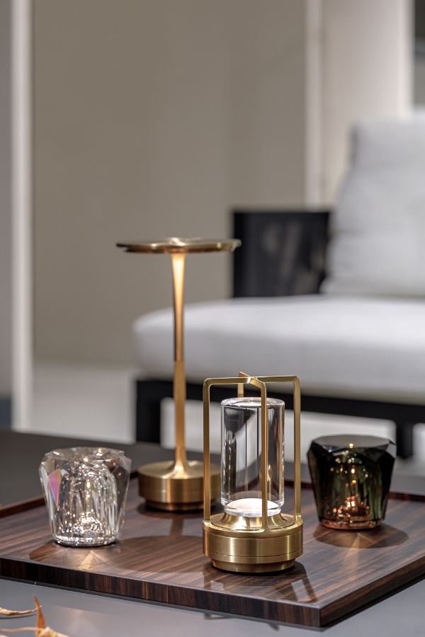 デスクやベッドサイドなど、「ここだけ明るくしたい」という用途に最適なテーブルランプ