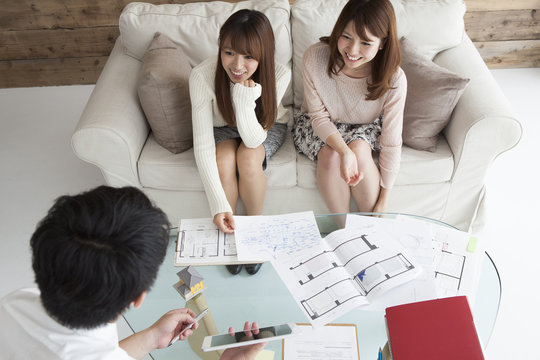 住宅会社と予算やプランについて前向きに相談する家族の様子