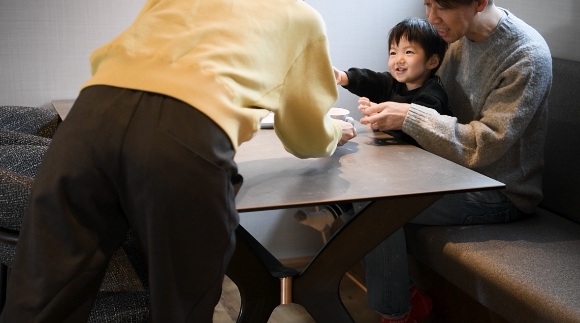 朝日が差し込むダイニングで家族が朝食を楽しむ注文住宅