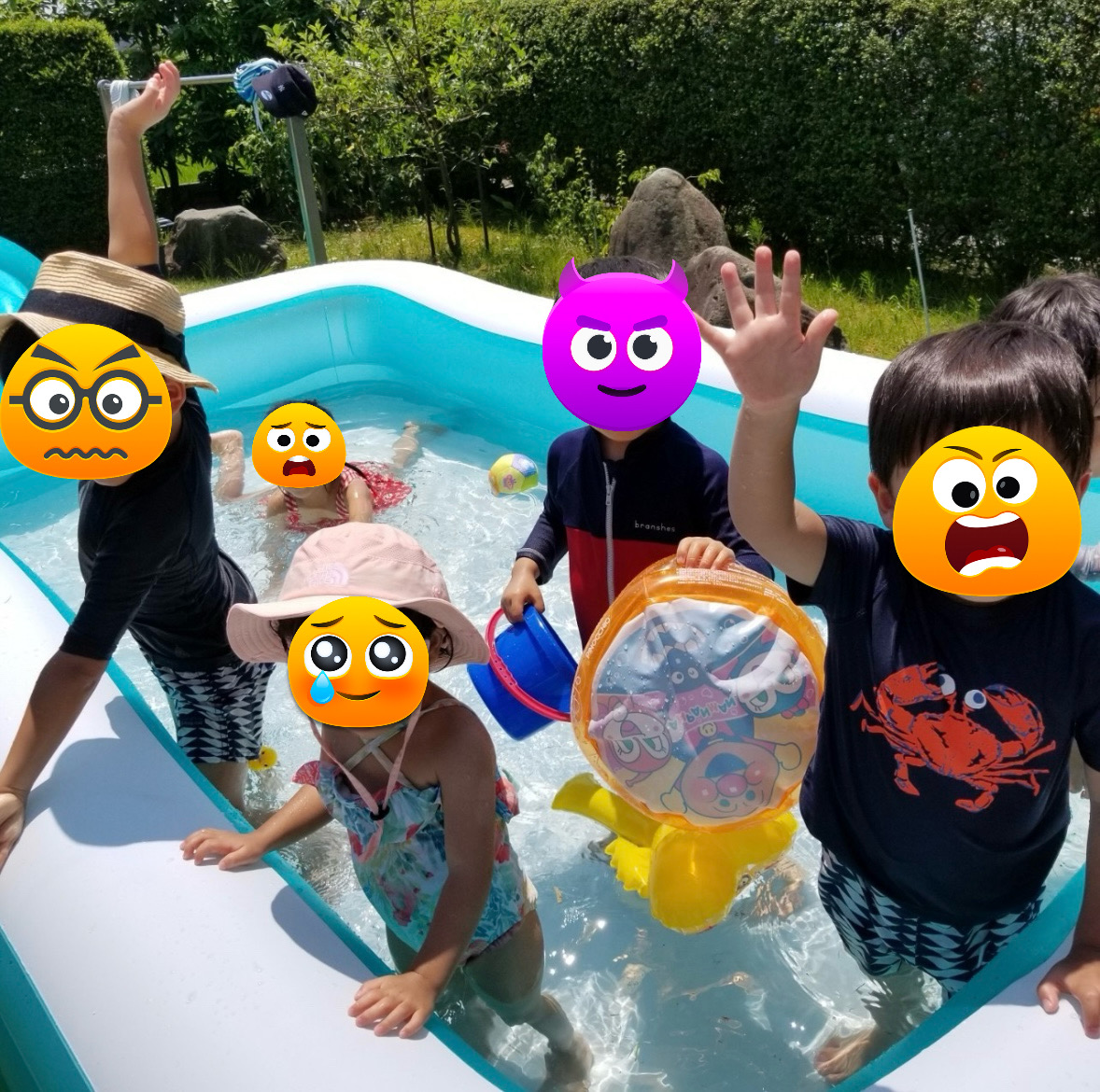 庭のプールで遊ぶ子ども達