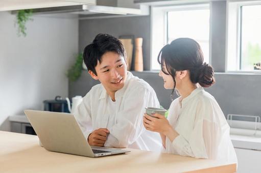 SNSやインスタで理想の家づくり情報を探す夫婦